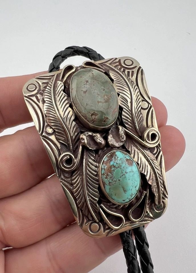 VINTAGE NAVAJO NICKEL SILVER HIGH GRADE SPIDERWEB TURQUOISE STAMPED BOLO TIE (1 of 2)