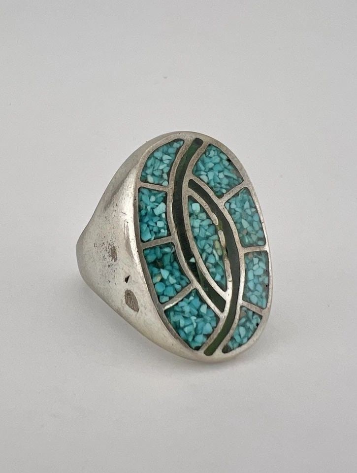 VTG NAVAJO STERLING SILVER CRUSHED CHIP TURQUOISE FLUSH INGOT MEN'S RING 17.2G: VTG NAVAJO STERLING SILVER CRUSHED CHIP TURQUOISE FLUSH INGOT MEN'S RING 17.2G Vtg Navajo Sterling Silver Crushed Chip Turquoise Flush Ingot Men's Ring 17.2g Ring Size: 12 - Can Be Re Sized Weight is 