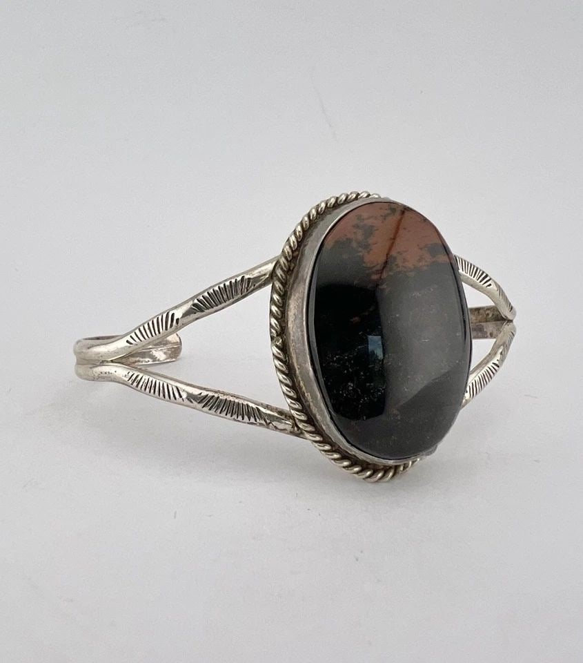VINTAGE NAVAJO STERLING SILVER PETRIFIED WOOD AGATE STAMPED CUFF BRACELET (1 of 2)