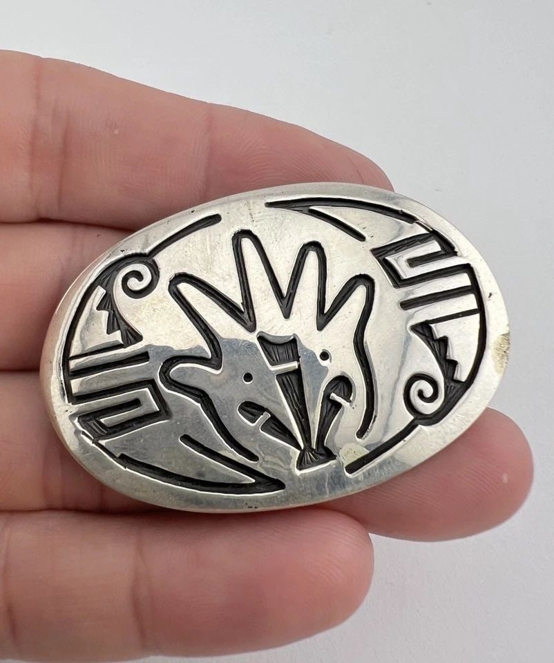 VINTAGE NAVAJO STERLING SILVER HAND & TRIBAL DESIGN OVAL PIN BROOCH 2 1/8": VINTAGE NAVAJO STERLING SILVER HAND & TRIBAL DESIGN OVAL PIN BROOCH 2 1/8" Vintage Navajo Sterling Silver Hand & Tribal Design Oval Pin Brooch 2 1/8" Size: 1 3/8" Tall & 2 1/8" Wide Metal: Sterling Si