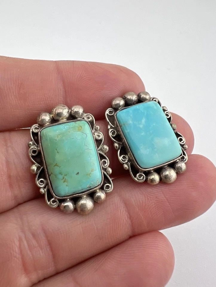 VTG BILLIE EAGLE NAVAJO STERLING SILVER KINGMAN TURQUOISE SQUARE CLIP EARRINGS: VTG BILLIE EAGLE NAVAJO STERLING SILVER KINGMAN TURQUOISE SQUARE CLIP EARRINGS Vtg Billie Eagle Navajo Sterling Silver Kingman Turquoise Square Clip Earrings Size: 1 1/8" Tall & 3/4" Wide Weight is 12
