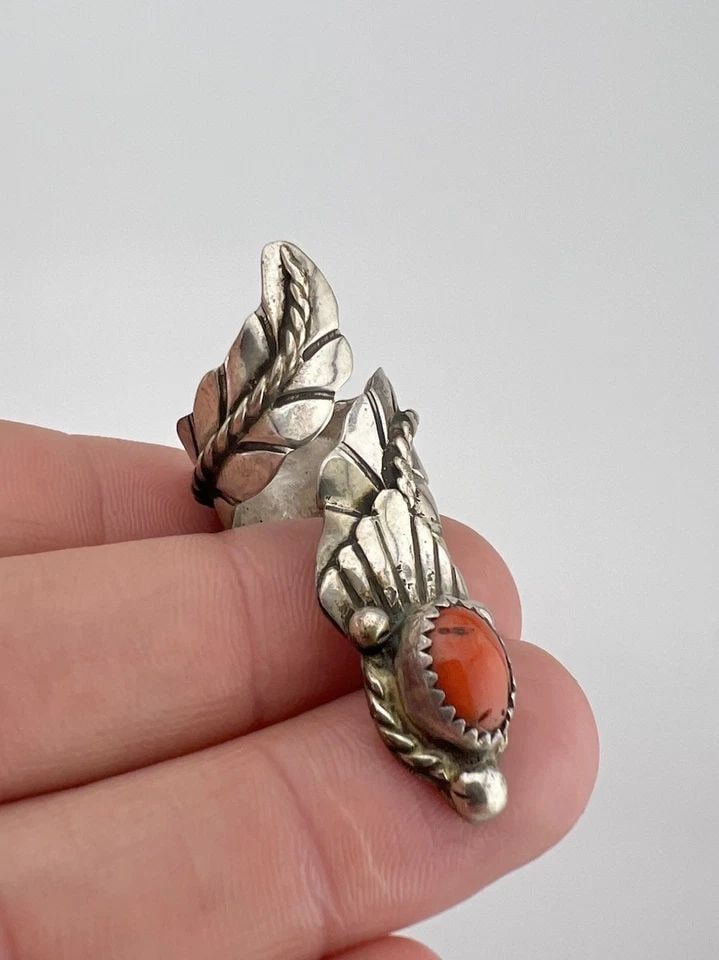 VTG NAVAJO STERLING SILVER RED MEDITERRANEAN CORAL STAMP WRAP FEATHER RING 1.75": VTG NAVAJO STERLING SILVER RED MEDITERRANEAN CORAL STAMP WRAP FEATHER RING 1.75" Vtg Navajo Sterling Silver Red Mediterranean Coral Stamped Wrapped Feather Ring 1.75" Ring Size: 7 - Adjustable In Size