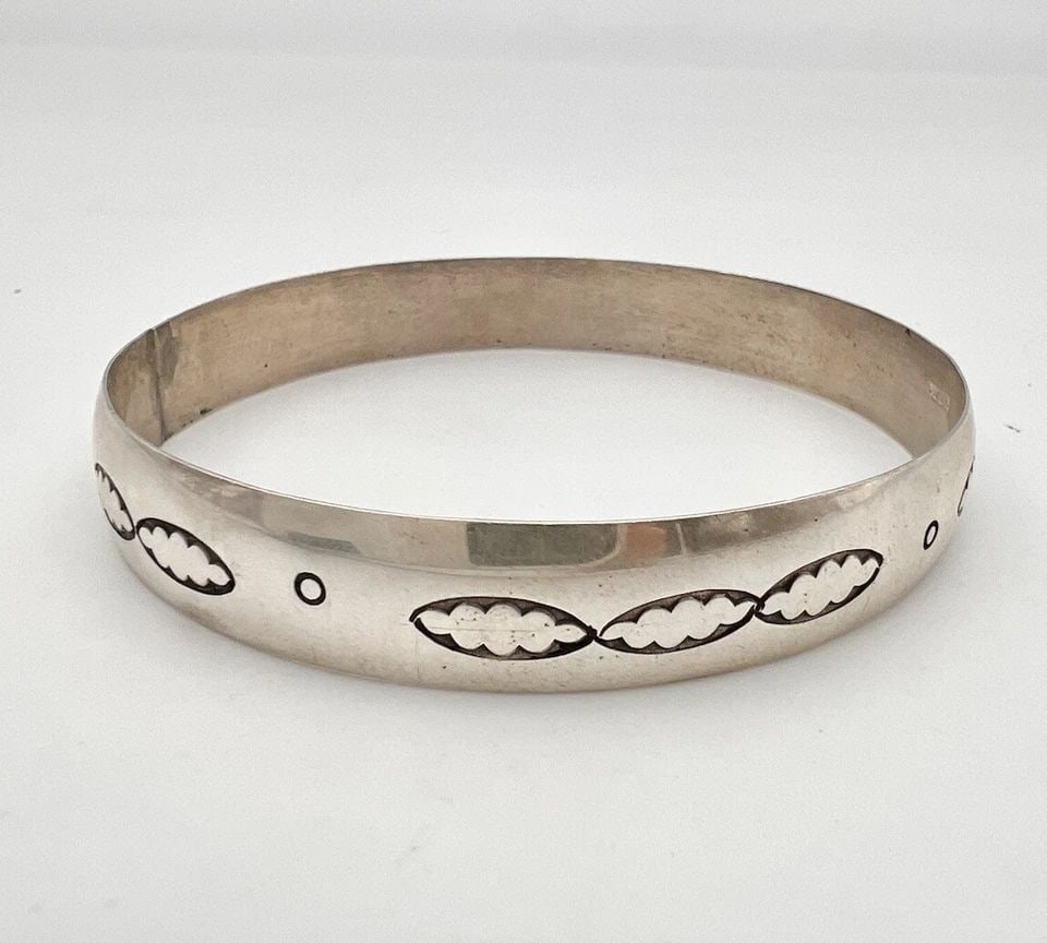 VINTAGE NAVAJO NATIVE AMERICAN STERLING SILVER STAMPED BANGLE BRACELET (1 of 2)