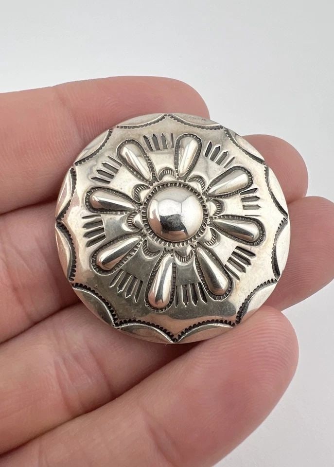 VINTAGE NAVAJO STERLING SILVER DEEP STAMPED ROUND CONCHO PIN BROOCH 1.5" (1 of 2)