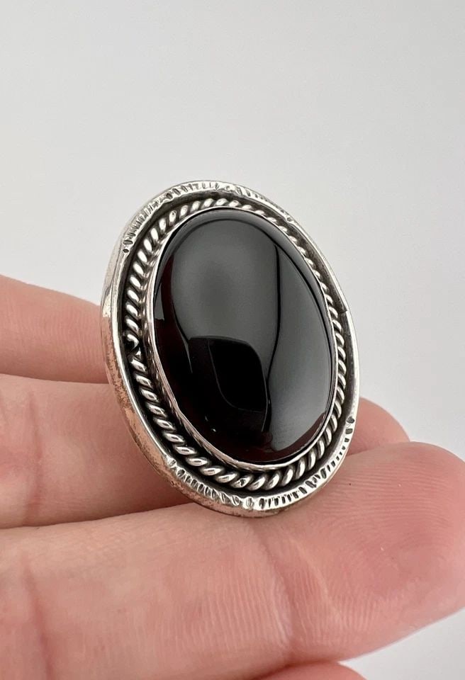 VINTAGE NAVAJO STERLING SILVER BLACK ONYX STAMPED OVAL RING: VINTAGE NAVAJO STERLING SILVER BLACK ONYX STAMPED OVAL RING Vintage Navajo Sterling Silver Black Onyx Stamped Oval Ring Ring Size: 8- Can Be Resized Weight is 12.9 Grams on my scale Test Positive For 