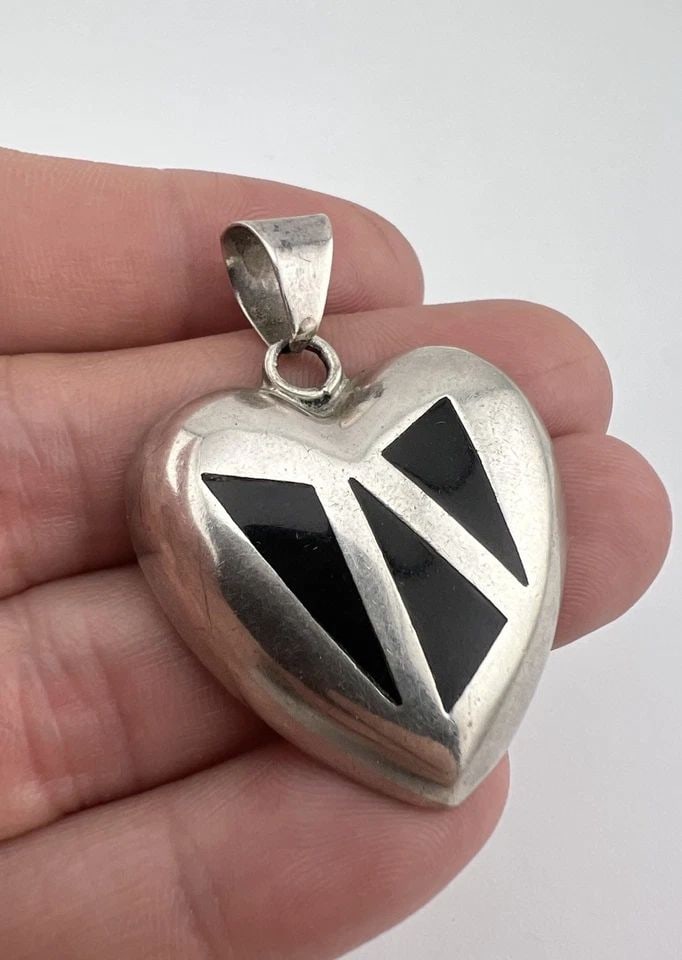 VINTAGE MEXICO TAXCO STERLING SILVER & FLUSH ONYX HEART PENDANT 1.75" (1 of 2)
