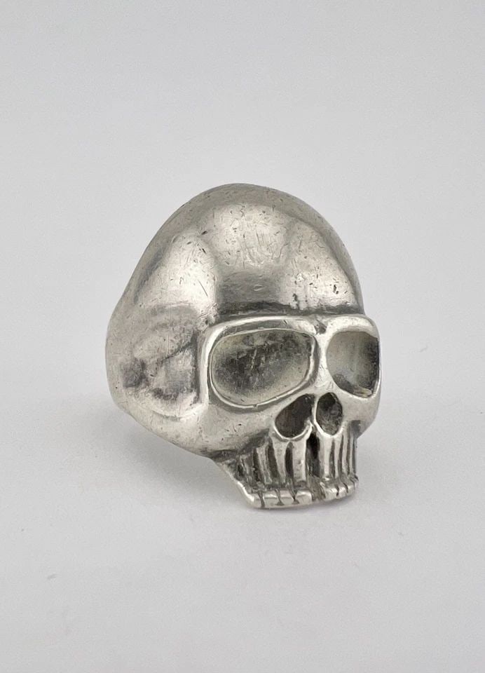 VINTAGE 3D SKULL GOTHIC BIKER STERLING SILVER MEN'S RING 10G: VINTAGE 3D SKULL GOTHIC BIKER STERLING SILVER MEN'S RING 10G Vintage 3D Skull Gothic Biker Sterling Silver Men's Ring 10g Ring Size: 8 - Can Be Resized Weight is 10.0 Grams on my scale Metal: Sterling