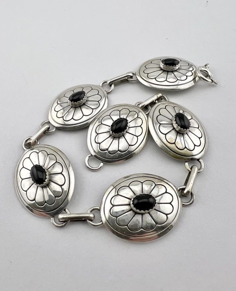 VINTAGE NAVAJO STERLING SILVER NATURAL ONYX STAMPED OVAL CONCHO LINK BRACELET (1 of 2)