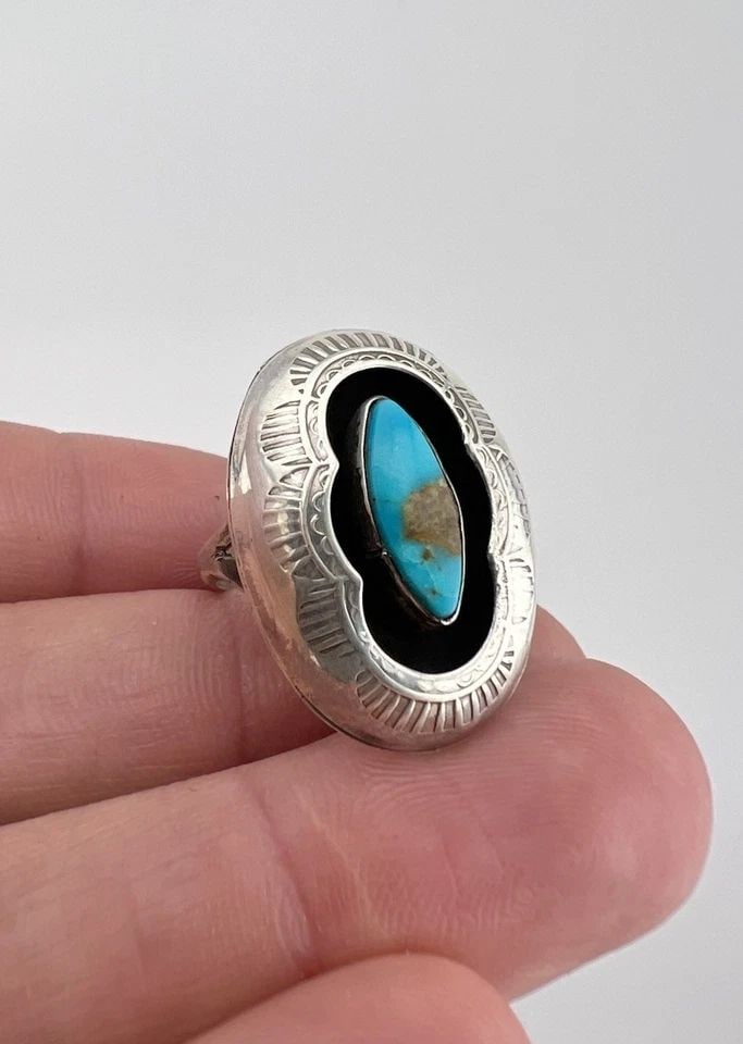 VTG NAVAJO STERLING SILVER KINGMAN TURQUOISE STAMPED SHADOWBOX OVAL RING 1": VTG NAVAJO STERLING SILVER KINGMAN TURQUOISE STAMPED SHADOWBOX OVAL RING 1" Vtg Navajo Sterling Silver Kingman Turquoise Stamped Shadowbox Oval Ring 1" Ring Size: 7 - Can Be Resized Weight is 4.4 Gram