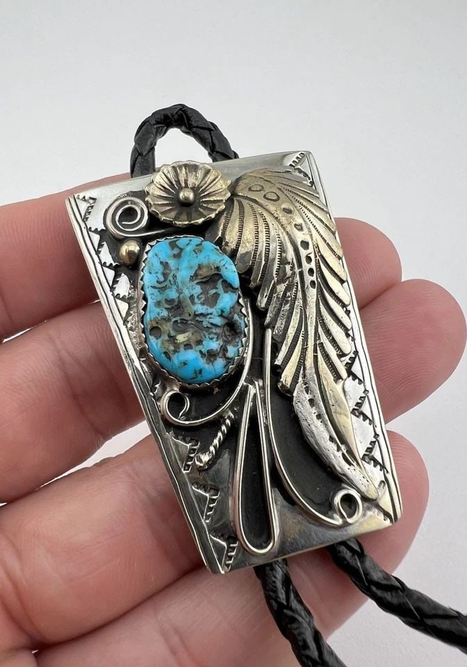 VINTAGE NAVAJO NICKEL SILVER BLUE SEAFOAM KINGMAN TURQUOISE STAMPED BOLO TIE 2" (1 of 2)