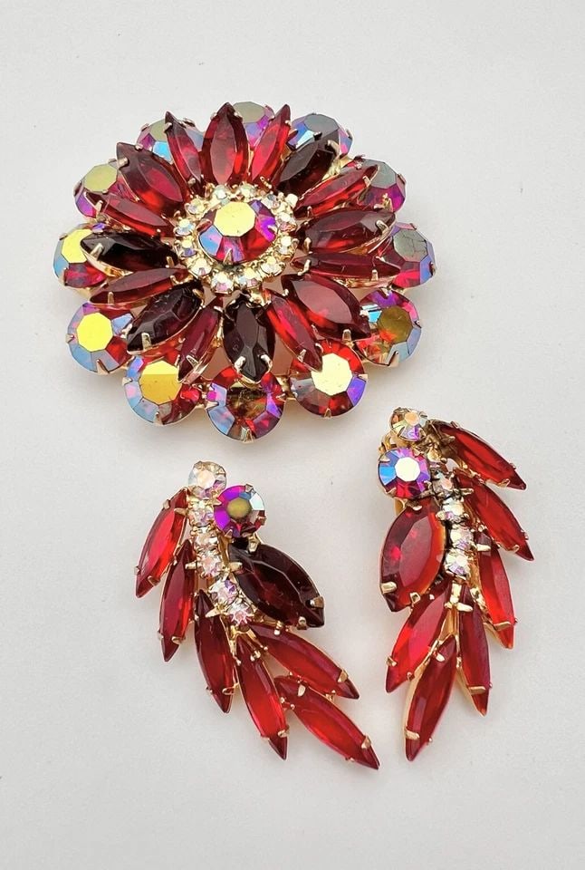 VTG JULIANA D&E RED RHINESTONE GOLD METAL PIN BROOCH EARRINGS SET: VTG JULIANA D&E RED RHINESTONE GOLD METAL PIN BROOCH EARRINGS SET VTG JULIANA D&E RED RHINESTONE GOLD METAL PIN BROOCH EARRINGS SET Brooch Size: 2 1/4" Tall & Wide Earrings Size: 1 5/8" Tall & 7/8 Wid