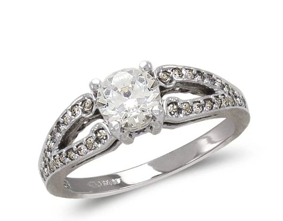 NEW 14K WHITE GOLD LADIES FASHION WHITE SOLITAIRE RING: NEW 14K WHITE GOLD LADIES FASHION WHITE SOLITAIRE RING LADIES FASHION WHITE SOLITAIRE RING NEW 14K WHITE GOLD Apx. WIDTH: 7mm Apx. WEIGHT: 5.6g