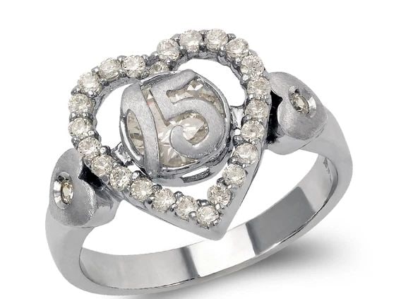 NEW 14K WHITE GOLD LADIES FANCY 15 ANOS HEART RING: NEW 14K WHITE GOLD LADIES FANCY 15 ANOS HEART RING LADIES FANCY 15 ANOS HEART RING NEW 14K WHITE GOLD Apx. WIDTH: 14mm Apx. WEIGHT: 4.6g
