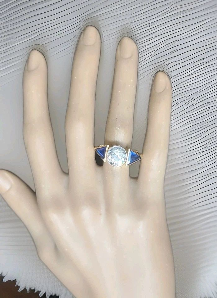 18K YELLOW GOLD VINTAGE ENGAGEMENT RING 3.35CT.NATURAL OLD EURO ROUND DIAMOND: 18K YELLOW GOLD VINTAGE ENGAGEMENT RING 3.32CT.NATURAL OLD EURO ROUND DIAMOND This exquisite vintage engagement ring, crafted in 18K yellow gold, hails from the 1940s Retro era and showcases timeless 