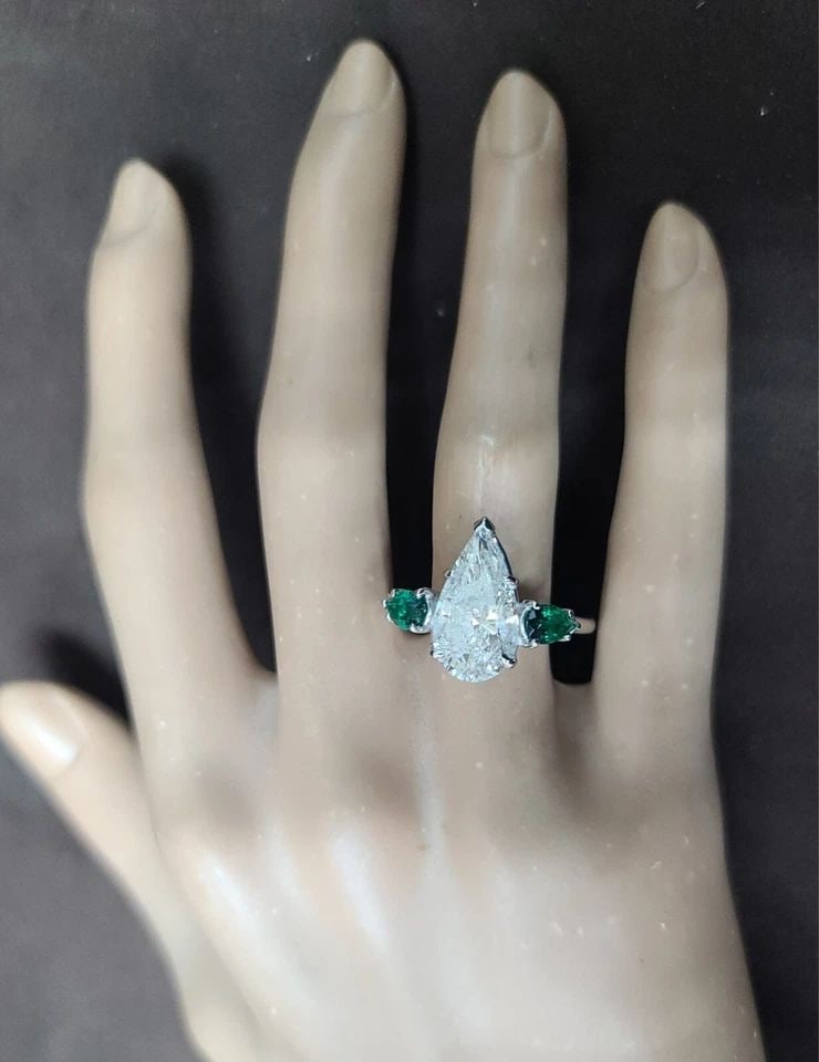 PLATINUM VINTAGE ENGAGEMENT RING 4.02CT.NATURAL PEAR SHAPE DIAMOND GREEN EMERALD (1 of 2)
