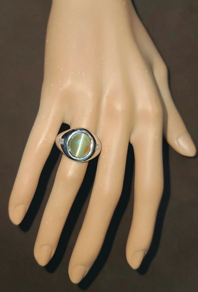 VINTAGE 14K WHITE GOLD UNISEX RING 8.24CT.NATURAL CAT'S EYE CHRYSOBERYL GIA CERT: VINTAGE 14K WHITE GOLD UNISEX RING 8.24CT.NATURAL CAT'S EYE CHRYSOBERYL GIA CERT This vintage unisex ring boasts a stunning 8.24CT natural cat's eye chrysoberyl gemstone, set in 14k white gold. The ri