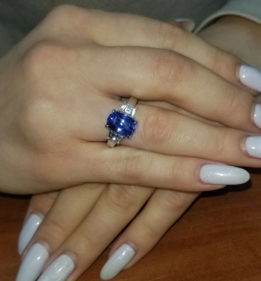 18K WHITE GOLD ENGAGEMENT RING 5.50CT. FLAWLESS NATURAL BLUE SAPPHIRE CUSHION: 18K WHITE GOLD ENGAGEMENT RING 5.50CT. FLAWLESS NATURAL BLUE SAPPHIRE CUSHION GORGEOUS 18K WHITE GOLD engagement ring natural blue sapphire in cushion shape center weight 5.50carat . size 10.6x7.2mm v