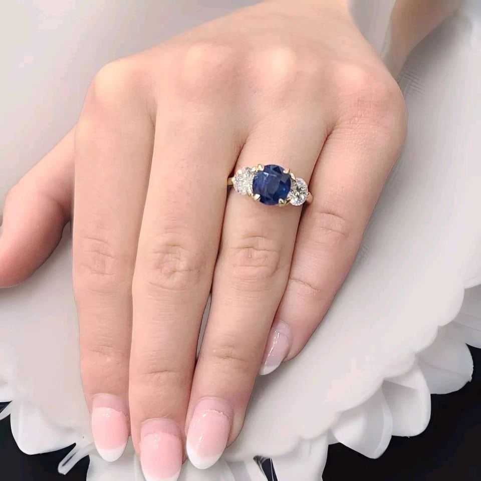 14K YELLOW GOLD ENGAGEMENT RING 4.09CT. NATURAL OVAL BLUE SAPPHIRE GIA CERT: 14K YELLOW GOLD ENGAGEMENT RING 4.09CT. NATURAL OVAL BLUE SAPPHIRE GIA CERT This stunning engagement ring is crafted from 14kt yellow gold and features a beautiful oval-shaped blue sapphire stone. The