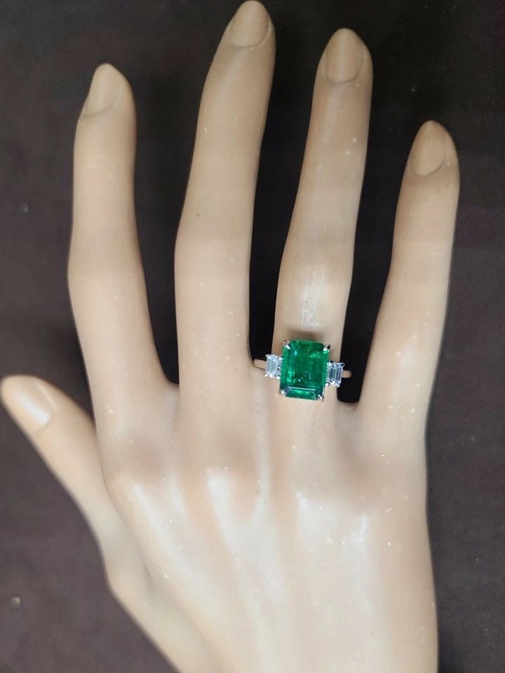 14K WHITE GOLD ENGAGEMENT RING 2.61CT.NATURAL GREEN EMERALD EMERALD CUT GIA CERT: 14K WHITE GOLD ENGAGEMENT RING 2.61CT.NATURAL GREEN EMERALD EMERALD CUT GIA CERT GORGEOUS 14K WHITE GOLD engagement ring gem natural emerald in rectangular shape GIA cert. center natural emerald weigh