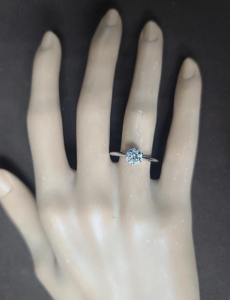VINTAGE TIFFANY & CO PLATINUM ENGAGEMENT RING 0.85CT. NATURAL DIAMOND SIZE 7: VINTAGE TIFFANY & CO PLATINUM ENGAGEMENT RING 0.85CT. NATURAL DIAMOND SIZE 7 Presenting a stunning Tiffany & Co. engagement ring crafted in platinum. The ring features a natural old euro round diamond