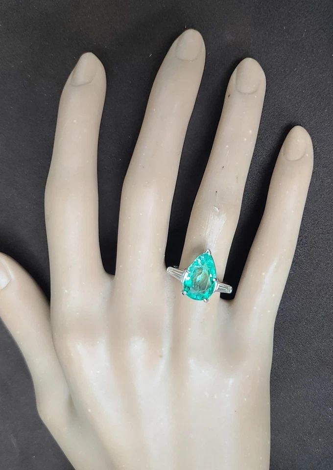 VINTAGE PLATINUM ENGAGEMENT RING 3.16CT. NATURAL COLOMBIA MINT EMERALD PEAR CUT: VINTAGE PLATINUM ENGAGEMENT RING 3.16CT. NATURAL COLOMBIA MINT EMERALD PEAR CUT This vintage engagement ring is a stunning piece of fine jewelry that will capture everyone's attention. The ring featur