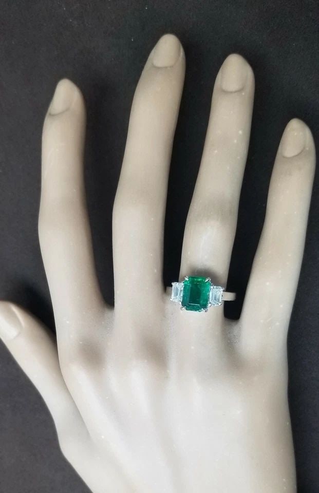 VINTAGE 14K WHITE GOLD ENGAGEMENT THREE STONE RING 1.87CT.NATURAL GREEN EMERALD (1 of 2)