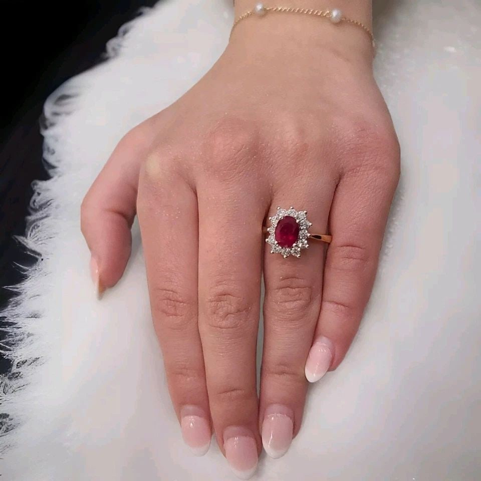 VINTAGE 14K YELLOW GOLD ENGAGEMENT RING 1.73CT.NATURAL VIVID RUBY OVAL SHAPE: VINTAGE 14K YELLOW GOLD ENGAGEMENT RING 1.73CT.NATURAL VIVID RUBY OVAL SHAPE This vintage 14k yellow gold engagement ring is truly stunning. The oval shape and prong setting style make it perfect for 