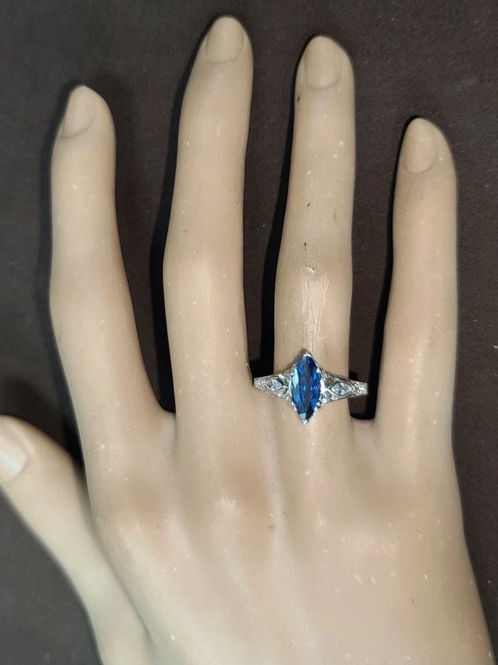 PLATINUM VINTAGE FILIGREE ENGAGEMENT RING 1.28CT.NATURAL MARQUISE BLUE SAPPHIRE: PLATINUM VINTAGE FILIGREE ENGAGEMENT RING 1.28CT.NATURAL MARQUISE BLUE SAPPHIRE This beautiful vintage ring is the perfect choice for those looking for a unique and timeless piece of jewelry. The ring