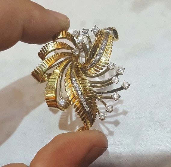 VINTAGE PLATINUM 18K YELLOW GOLD DIAMOND BROOCH: VINTAGE PLATINUM 18K YELLOW GOLD DIAMOND BROOCH Gorgeous Vintage PLATINUM 18K yellow Gold brooch SET NATURAL DIAMONDS TOTAL WEIGHTS 0.85CT SI1-H brooch weighs 12.2grams. The measurements of the brooch