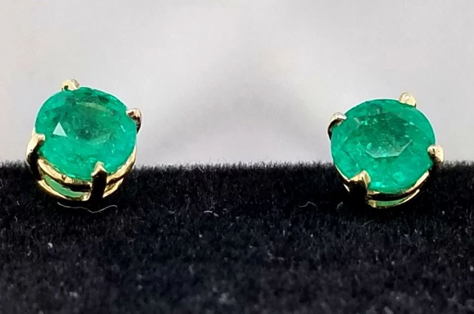 STUDS EARRINGS 14K YELLOW GOLD 1.76CT. NATURAL GREEN EMERALD ROUND SHAPE: STUDS EARRINGS 14K YELLOW GOLD 1.76CT. NATURAL GREEN EMERALD ROUND SHAPE 14K yellow gold STUDS EARNINGS . NATURAL GREEN COLOMBIA EMERALD 1.76 carat total weight SIZE 6.2MM ROUND QUALITY IS VERY NICE C