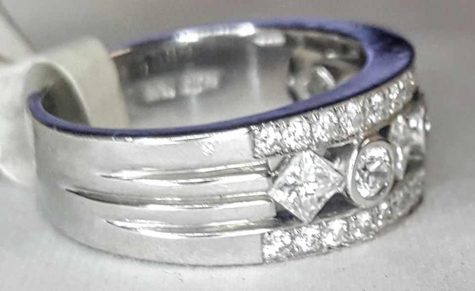 18K WHITE GOLD RING 1.90CT NATURAL DIAMOND SI1-H: 18K WHITE GOLD RING 1.90CT NATURAL DIAMOND SI1-H GORGEOUS 18k WHITE GOLD ring side set natural diamonds total weight 1.90ct SI1-H beautiful setting ,very lively diamonds .white bright stones ,very cle