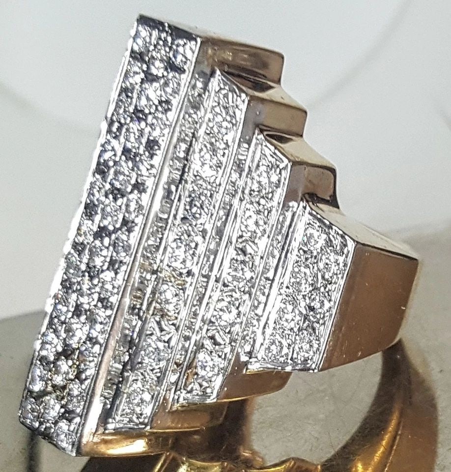 18K YELLOW GOLD RING 1.50CT NATURAL DIAMOND SI2-H: 18K YELLOW GOLD RING 1.50CT NATURAL DIAMOND SI2-H GORGEOUS 18k yellow GOLD ring side set natural diamonds total weight 1.50ct SI2-H beautiful setting ,very lively diamonds .white bright stones ,clean.