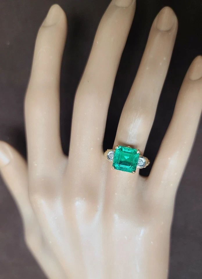 VINTAGE 14K YELLOW GOLD ENGAGEMENT RING 3.65CT.LAB GROWN GREEN SQUARE EMERALD: VINTAGE 14K YELLOW GOLD ENGAGEMENT RING 3.65CT. GEM GREEN EMERALD CIRC 1930'S Vintage 14K yellow gold ring green Colombia emerald in emerald shape circ 1930's center lab grown colombia emerald weight 