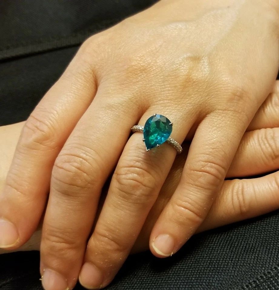 VINTAGE 18K WHITE GOLD ENGAGEMENT RING 3.35CT. LAB GROWN EMERALD PEAR SHAPE (1 of 2)