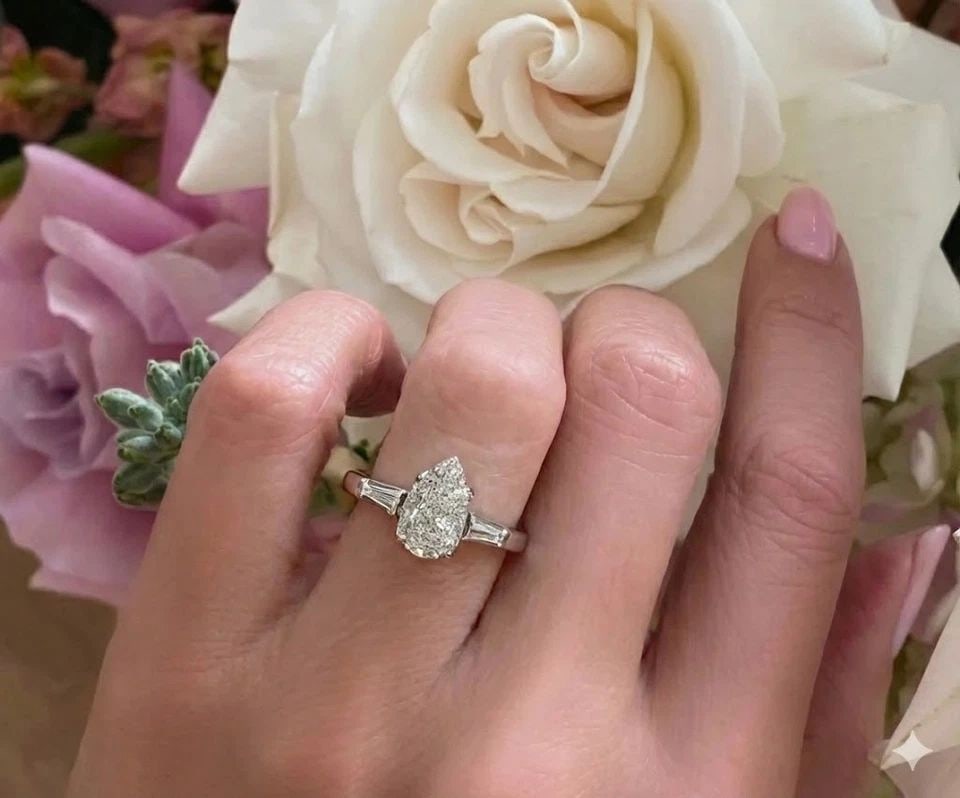 PLATINUM VINTAGE ENGAGEMENT RING 1.18CT.NATURAL PEAR SHAPE DIAMOND CIRC 1940'S: PLATINUM VINTAGE ENGAGEMENT RING 1.18CT.NATURAL PEAR SHAPE DIAMOND CIRC 1940'S This stunning vintage engagement ring is masterfully crafted in solid platinum and showcases a captivating 1.18 carat nat