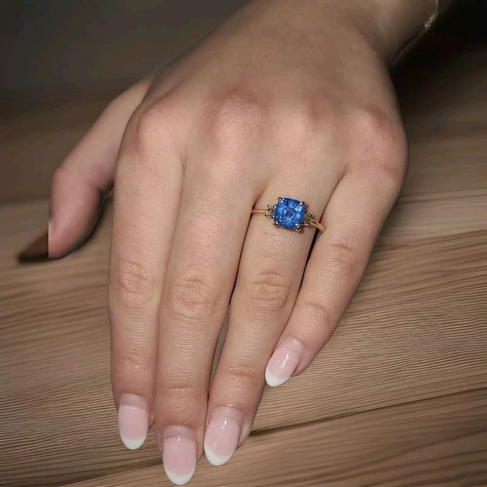 VINTAGE 14K YELLOW GOLD ENGAGEMENT RING 2.18CT.NATURAL BLUE SAPPHIRE CUSHION CUT: VINTAGE 14K YELLOW GOLD ENGAGEMENT RING 2.18CT.NATURAL BLUE SAPPHIRE CUSHION CUT This vintage 14K yellow gold engagement ring features a beautiful cushion-shaped blue sapphire stone, with a total cara
