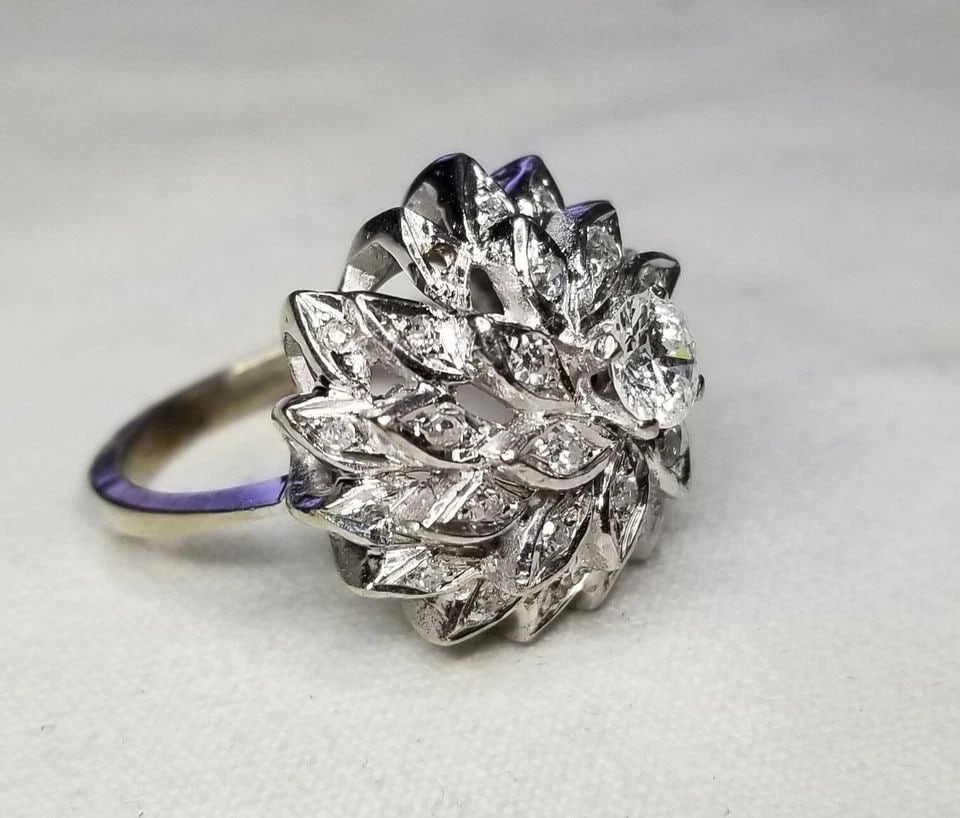 14K WHITE GOLD VINTAGE NATURAL ROUND DIAMOND RING 0.52CT SI2-H: 14K WHITE GOLD VINTAGE NATURAL ROUND DIAMOND RING 0.52CT SI2-H Vintage 14k white gold flower ring center natural round shape diamond weight 0.52ct. size 4.7mm SI2-H COLOR clean, lively,brilliant,spark