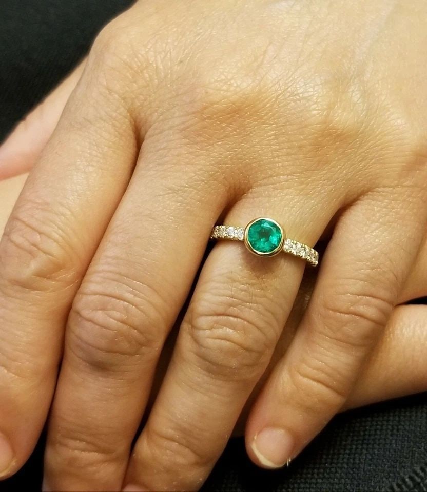 18K YELLOW GOLD NATURAL GREEN EMERALD & DIAMOND RING – 0.92 CT (1 of 2)
