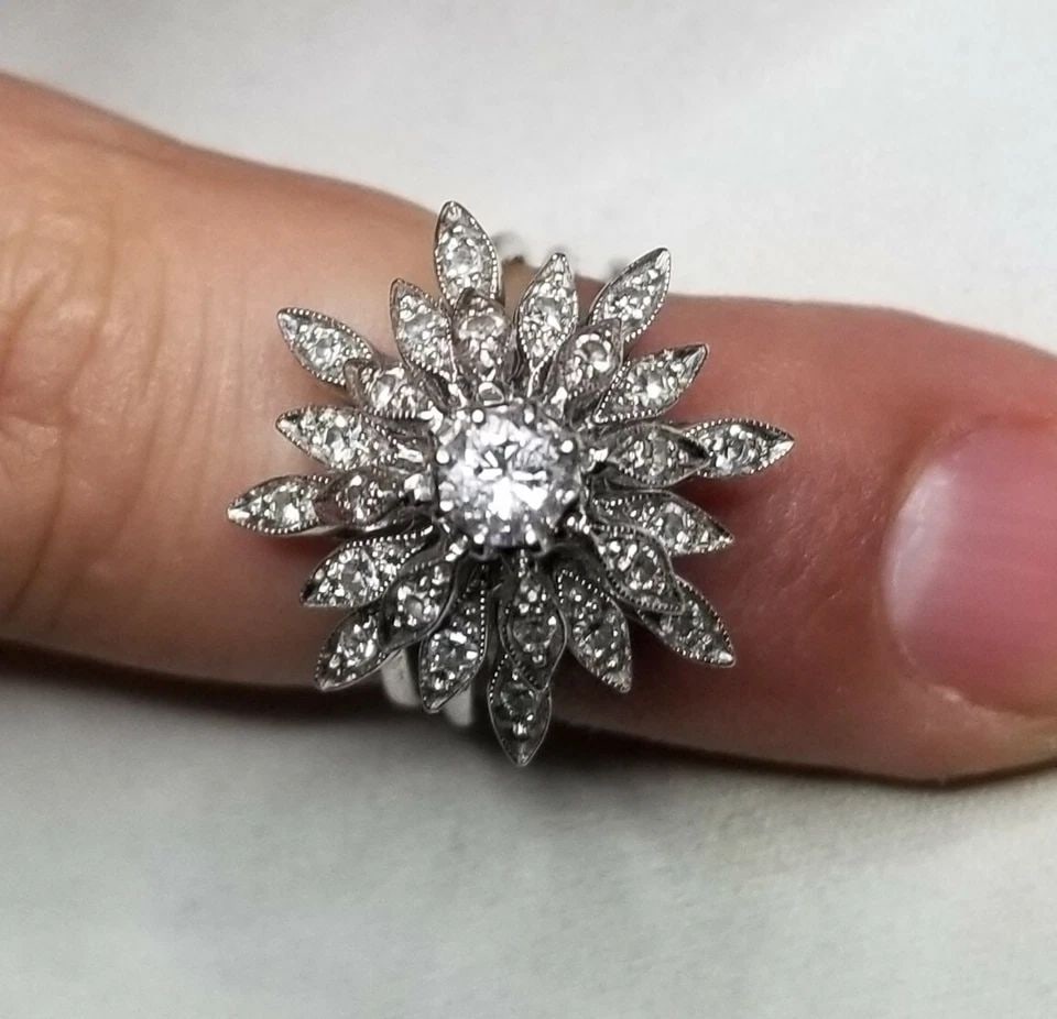 14K WHITE GOLD VINTAGE 0.61CT. NATURAL ROUND DIAMOND RING SI1-H: 14K WHITE GOLD VINTAGE 0.61CT. NATURAL ROUND DIAMOND RING SI1-H Vintage 14k white gold flower ring center natural round shape diamond weight 0.20ct. size 4.2mm SI1--H COLOR clean, lively,brilliant,spa
