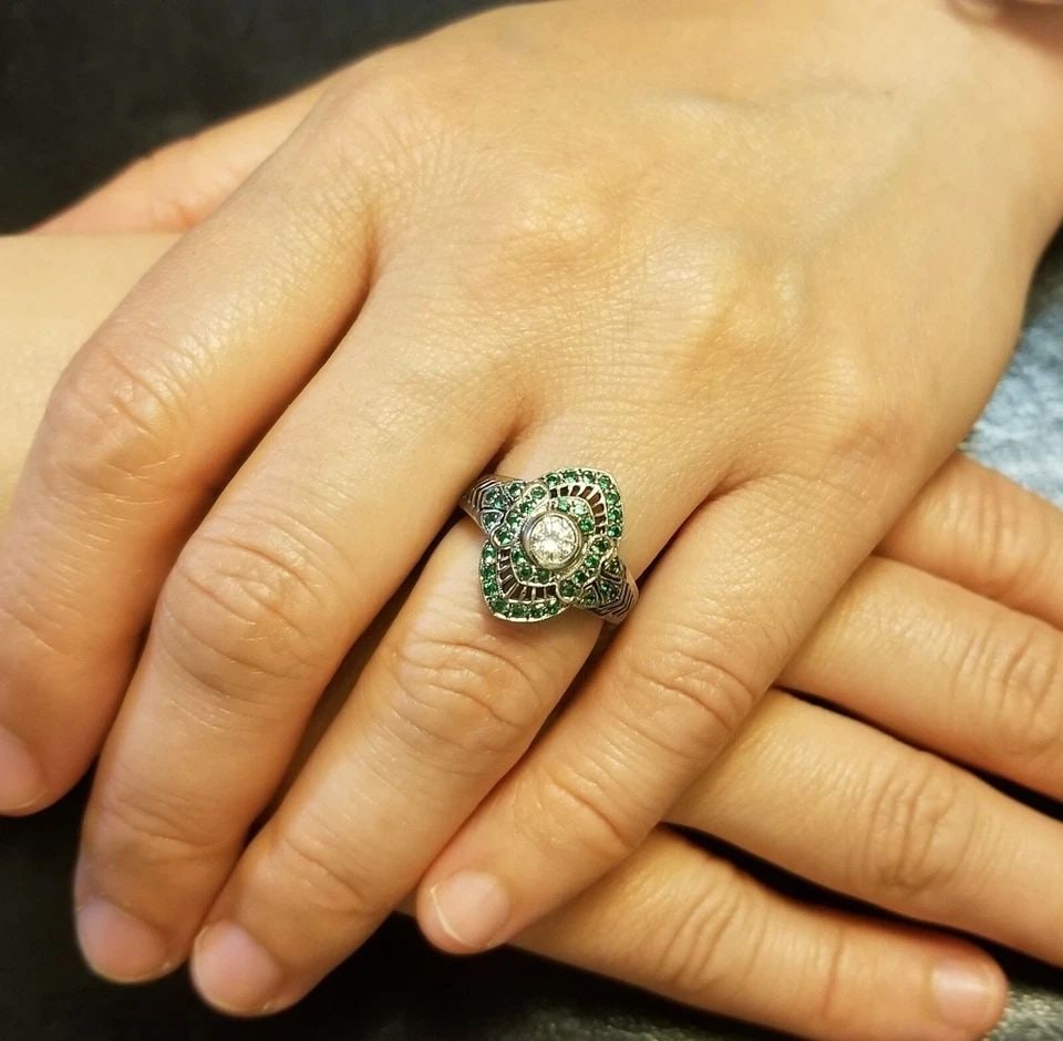 VINTAGE 14K WHITE GOLD 0.92CT. NATURAL OLD EURO CUT DIAMOND GREEN EMERALD: VINTAGE 14K WHITE GOLD 0.92CT. NATURAL OLD EURO CUT DIAMOND SI1-H GORGEOUS 14K WHITE GOLD Vintage diamond ring center Natural European cut diamond weight 0.45ct. size 3.9mm SI1-H clean, lively,amazing