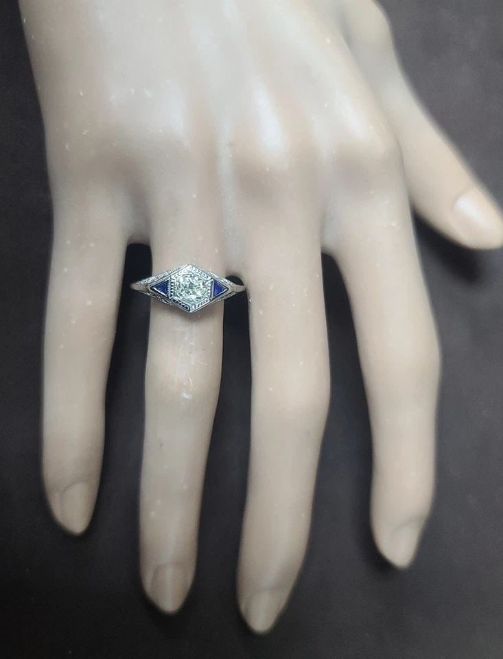 18K WHITE GOLD VINTAGE ENGAGEMENT RING 0.49CT NATURAL EURO CUT DIAMOND: 18K WHITE GOLD VINTAGE ENGAGEMENT RING 0.49CT NATURAL EURO CUT DIAMOND Gorgeous Vintage art deco filigree 18k white gold engagement ring circ 1930s center natural round euro cut diamond weight 0.49ct 