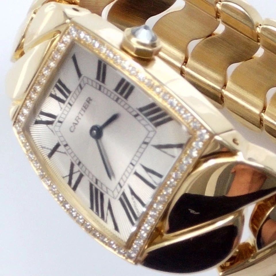 FULL SET CARTIER LA DONA LADIES 28 MM 18K YELLOW GOLD DIAMOND BEZEL WATCH 2836: FULL SET CARTIER LA DONA LADIES 28 MM 18K YELLOW GOLD DIAMOND BEZEL WATCH Manufacturer Cartier Category LA DONA Reference Number WE60020H Additional Keywords 2836 LARGE MODEL Band Yellow Gold Band Col