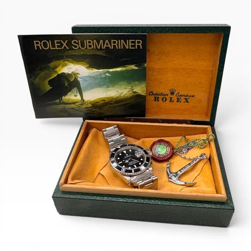 MINT W/BOX ROLEX SUBMARINER 40 MM STEEL SWISS ONLY WATCH 16610 U SERIES 1997: MINT W/BOX ROLEX SUBMARINER 40 MM STEEL SWISS ONLY WATCH 16610 U SERIES 1997 Manufacturer Rolex Category Submariner Subcategory Sapphire Crystal Reference Number 16610 Additional Keywords Swiss only d