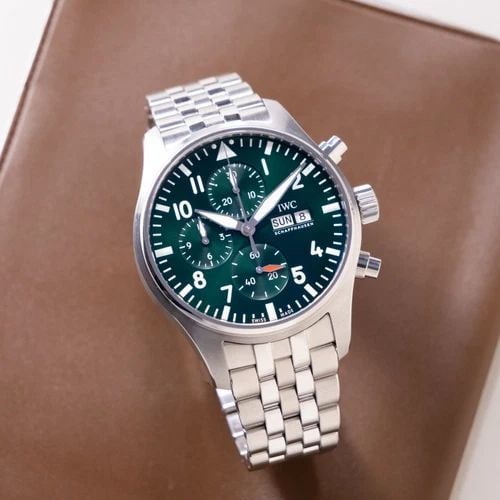 NEW IWC PILOTS STAINLESS STEEL AUTOMATIC 43 MM GREEN WATCH IW378006: NEW IWC PILOTS STAINLESS STEEL AUTOMATIC 43 MM GREEN WATCH Manufacturer IWC Category Pilots Reference Number IW378006 Band Type Stainless Steel Box Yes Condition New with tags Crystal Sapphire Crystal