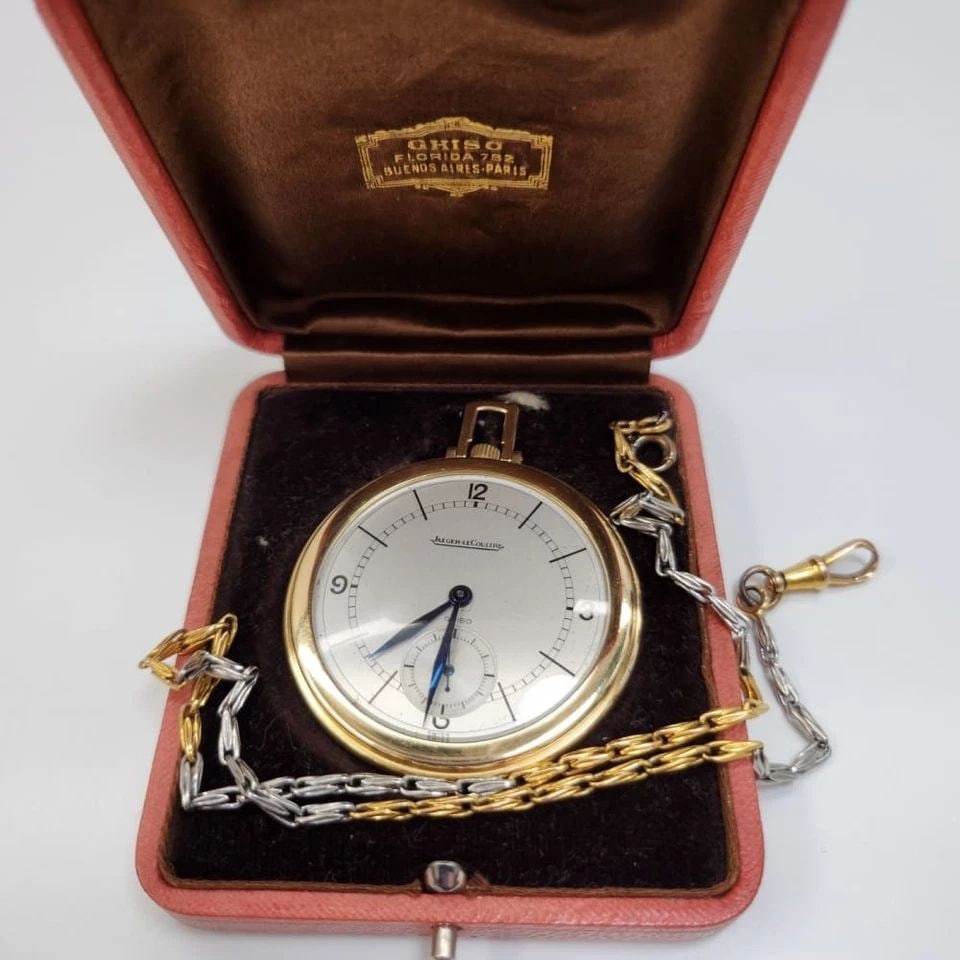 POCKET WATCH JAEGER LECOULTRE 18K YELLOW GOLD 45 MM MANUAL 58 GRAMS: POCKET WATCH Manufacturer Pocket Watches Category Jaeger LeCoultre Additional Keywords WITH 15.3 GS GOLD CHAIN Box Yes Case No. 34844 Cuvette 18K Yellow Gold Dial Color Silver Dial Type Arabic (applie