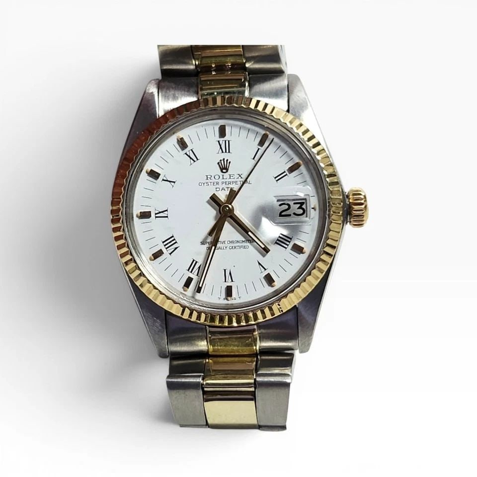 ROLEX DATE 34 MM TWO TONE OYSTER WHITE ROMAN AUTOMATIC WATCH 1500 CIRCA 1973: ROLEX DATE 34 MM TWO TONE OYSTER WHITE ROMAN AUTOMATIC WATCH 1500 CIRCA 1973 Manufacturer Rolex Category Mens Date 34mm Subcategory Plastic Crystal Non Quick Reference Number 1500 Band Steel ,Yellow G
