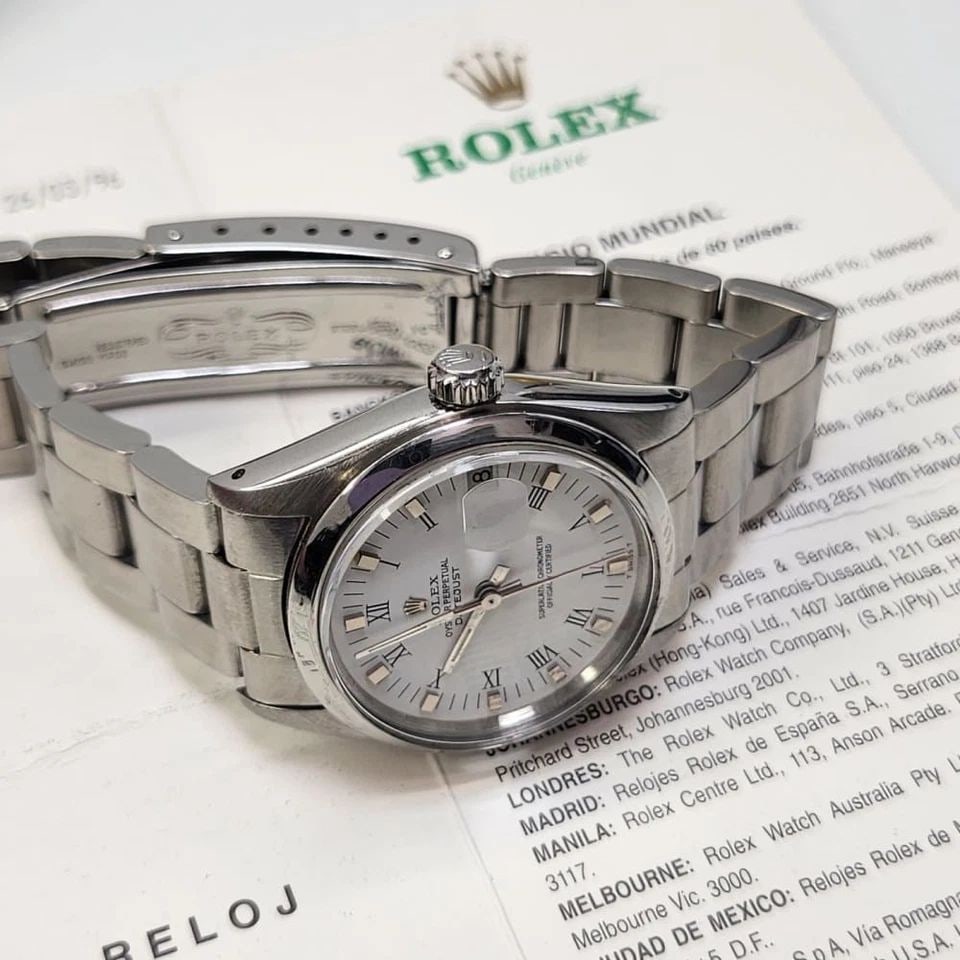 W/SERVICE PAPERS ROLEX DATEJUST 31 MM OYSTER STEEL WHITE ROMAN WATCH 6824 1978: W/SERVICE PAPERS ROLEX DATEJUST 31 MM OYSTER STEEL WHITE ROMAN WATCH Manufacturer Rolex Category Mid size Datejust Subcategory Plastic Crystal Non Quick Reference Number 6824 Additional Keywords SERVI