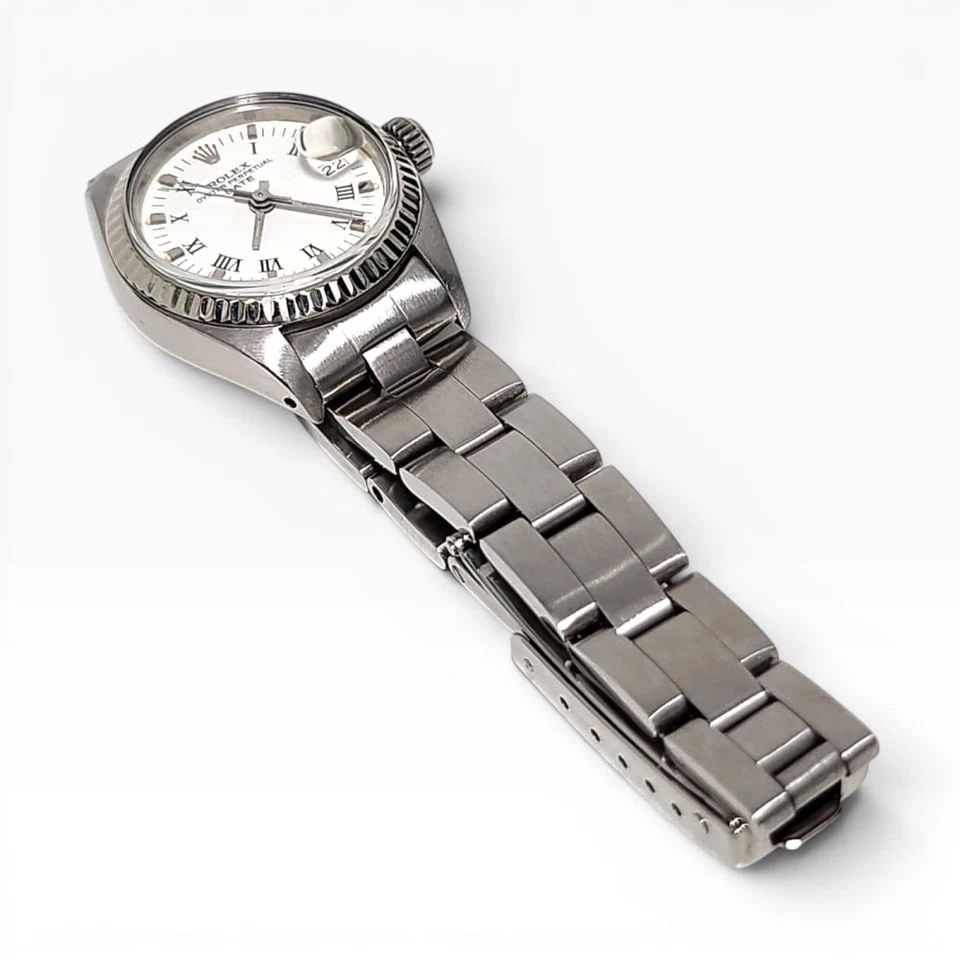 ROLEX LADIES DATE 26 MM STEEL 18K WHITE GOLD BEZEL OYSTER WATCH 6917 CIRCA 1979: ROLEX LADIES DATE 26 MM STEEL 18K WHITE GOLD BEZEL OYSTER WATCH 6917 CIRCA 1979 Manufacturer Rolex Category Oyster Perpetual Ladies Date Reference Number 6917 Band Stainless Steel Band Color Steel Ban