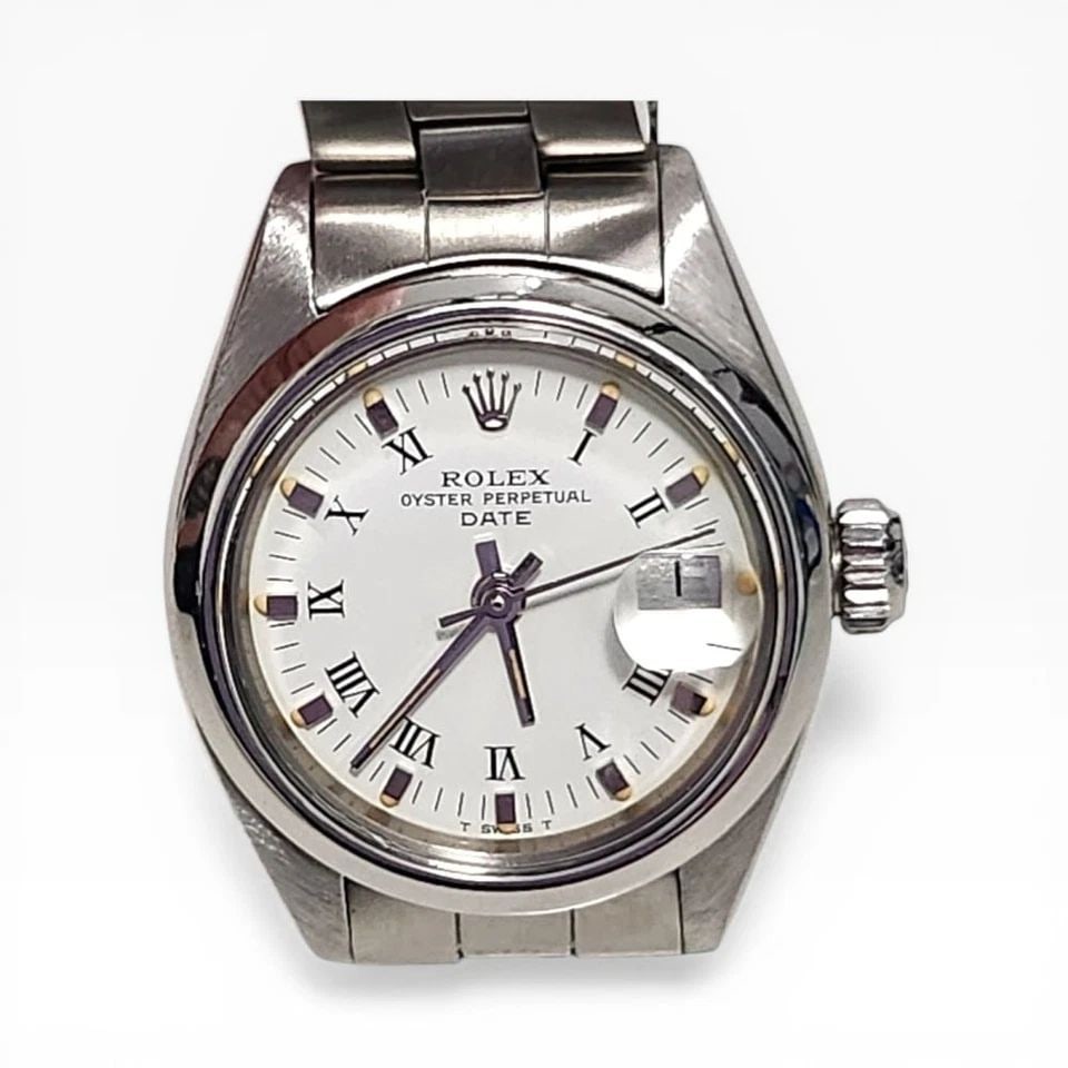 ROLEX LADIES DATE 26 MM GREY DIAL OYSTER STEEL AUTOMATIC WATCH 6516 CIRCA 1970: ROLEX LADIES DATE 26 MM GREY DIAL OYSTER STEEL AUTOMATIC WATCH 6516 CIRCA 1970 Manufacturer Rolex Category Oyster Perpetual Ladies Date Reference Number 6516 Band Stainless Steel Band Color Steel Band
