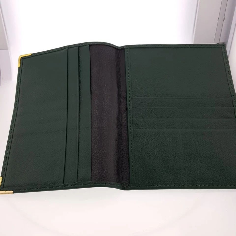 ROLEX PASSPORT WALLET RARE & VINTAGE GREEN GRAIN LEATHER LARGE REF 0068.08.05: ROLEX PASSPORT WALLET RARE & VINTAGE GREEN GRAIN LEATHER LARGE REF 0068.08.05 Manufacturer Rolex Reference Number 0068.08.05 Additional Keywords Rare & Vintage Green Grain Leather Large ref 0068.08.05